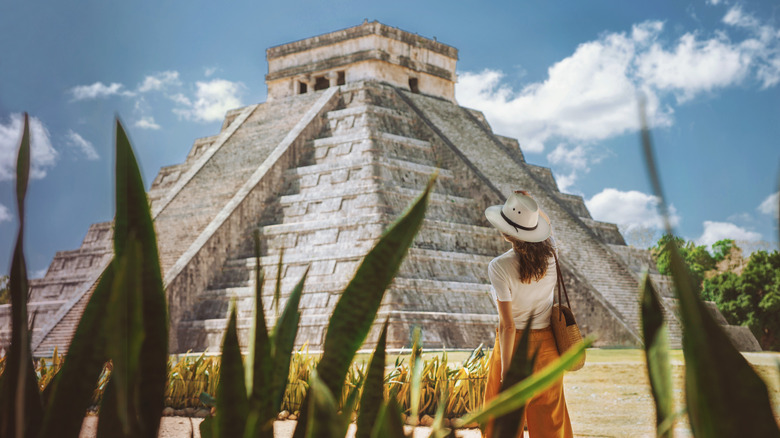 Tourist walking through Chichén Itzá