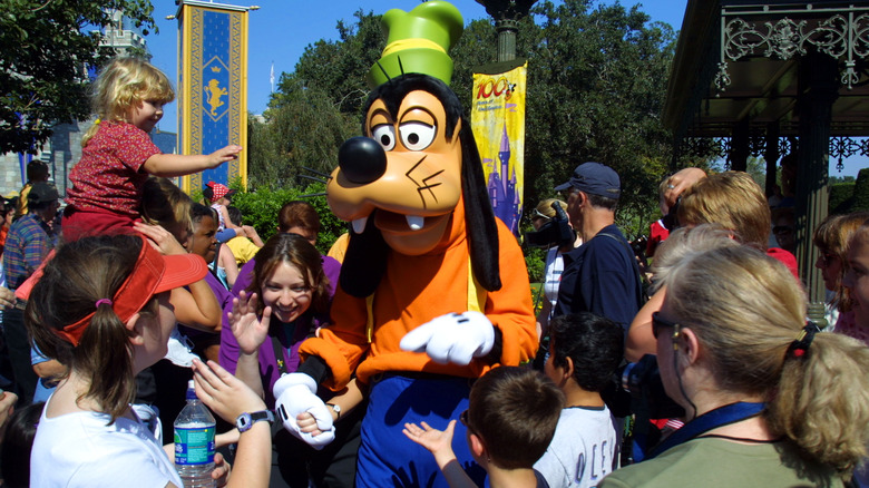 Goofy walking through a crowd