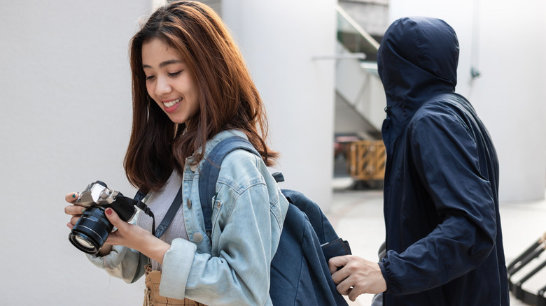 woman getting pickpocketed