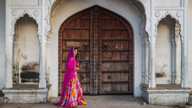 woman wearing sari in Jaipur